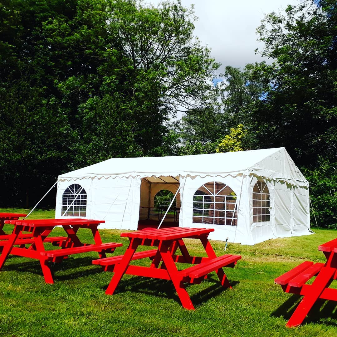 6x8m with red picnic benches