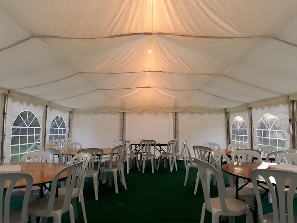 6x8m marquee with roof lining and green carpet flooring